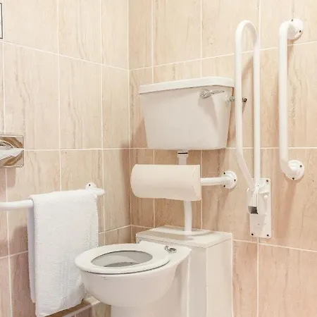 The At Woodenbridge מלון