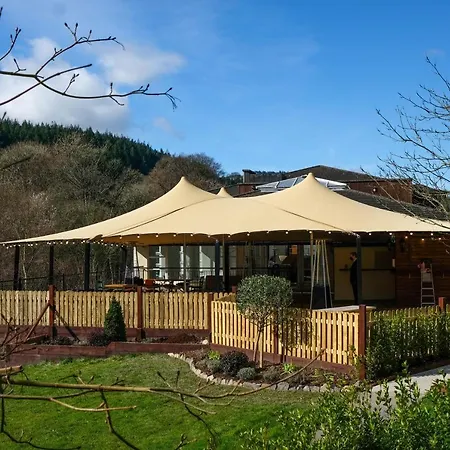 The At Woodenbridge فندق