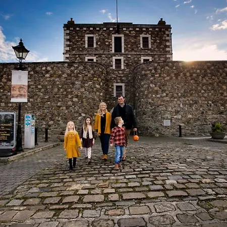 The At Woodenbridge فندق 3*