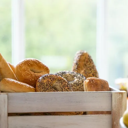 The At Woodenbridge فندق 3*